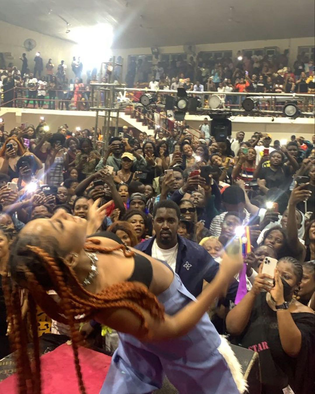 Wild moment singer, Ayra Starr took off her jacket while performing for
