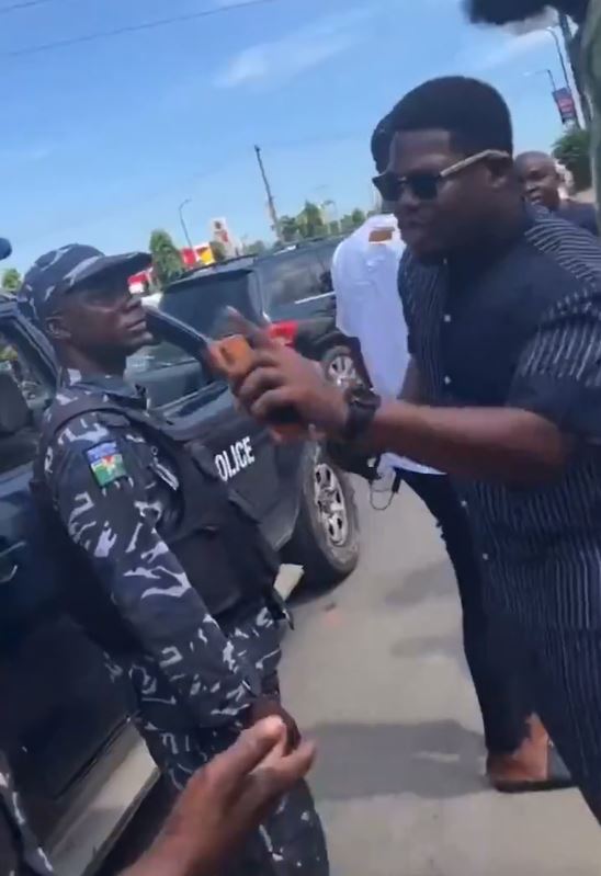 Comedian, Mr Macaroni confronts police officers who allegedly extorted N30k from a young guy (Video) 3 Macaroni confront