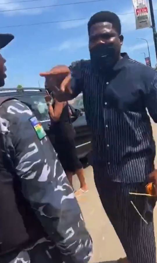Comedian, Mr Macaroni confronts police officers who allegedly extorted N30k from a young guy (Video) 4 Macaroni confront1