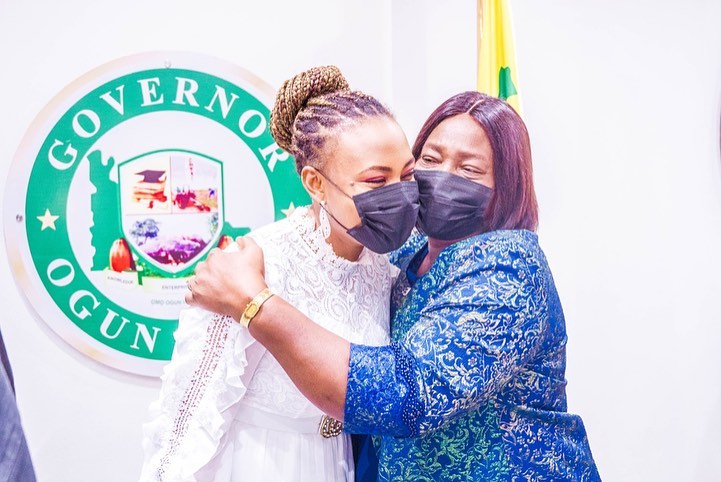 Ogun state governor, Dapo Abiodun gifts best graduating student of OAU&#39;s  College of Medicine with ₦5m, a house, and scholarship - YabaLeftOnline