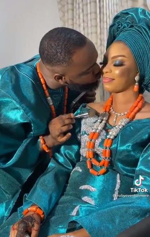 Nigerian groom melts hearts online after he was spotted doing his bride’s makeup on their wedding day (Photos) 4 groom of the