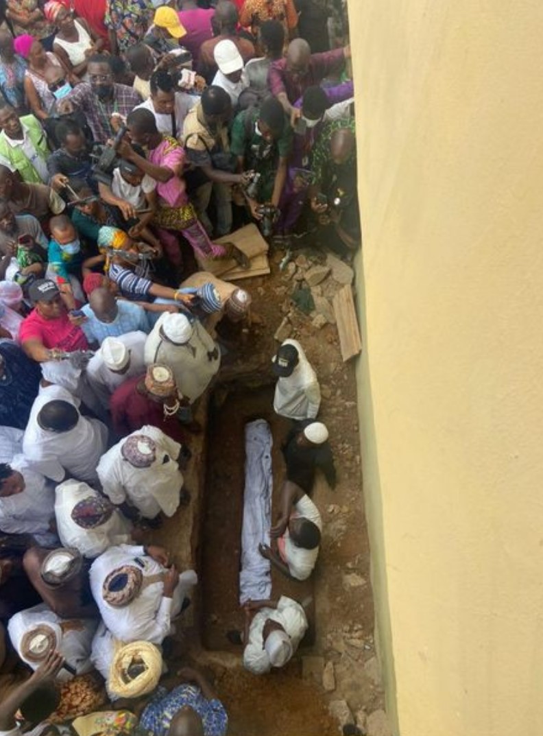 Photos from the burial of Late veteran actor, Baba Suwe 14 suwe burial 011