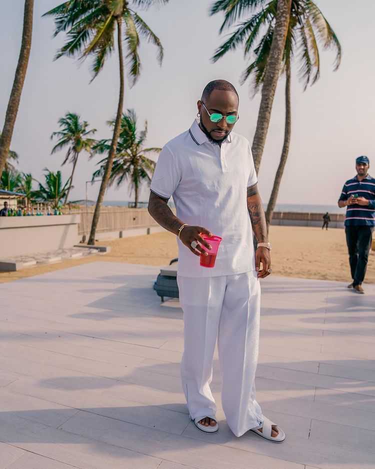 “OBO get stamina pass Wizkid” – Fans reacts as Davido narrowly escapes being pushed to the ground by a fan (video) 3 Davido