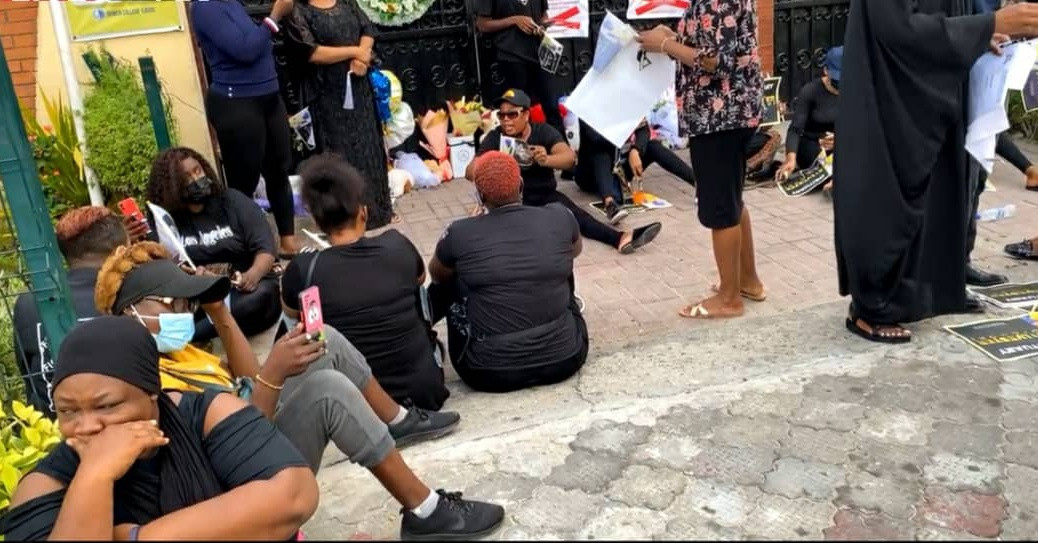JusticeForSylvester: Nigerian women stage protest in front of Dowen College (photos) 8 61b0720ba689e