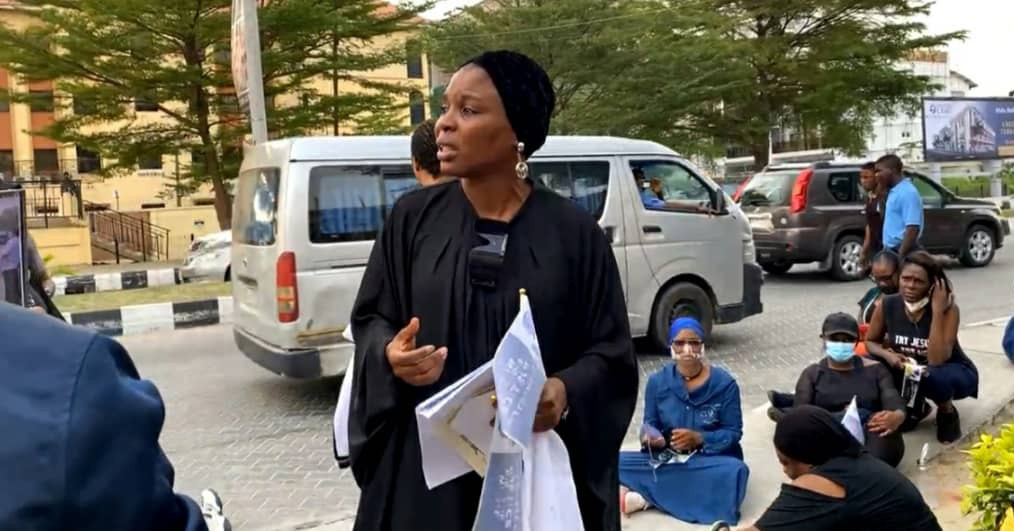 JusticeForSylvester: Nigerian women stage protest in front of Dowen College (photos) 6 61b0726a1b33e