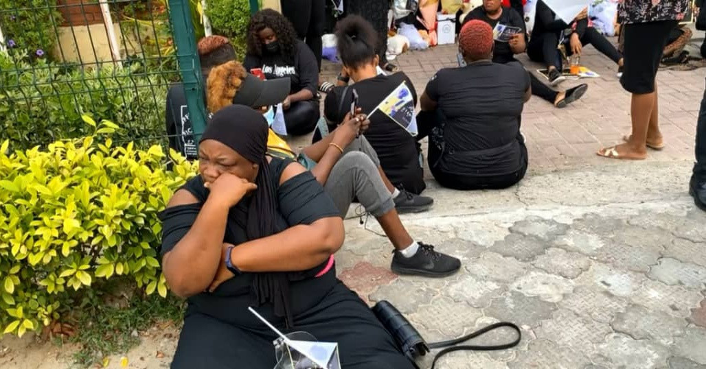 JusticeForSylvester: Nigerian women stage protest in front of Dowen College (photos) 4 61b072bcc9ed3