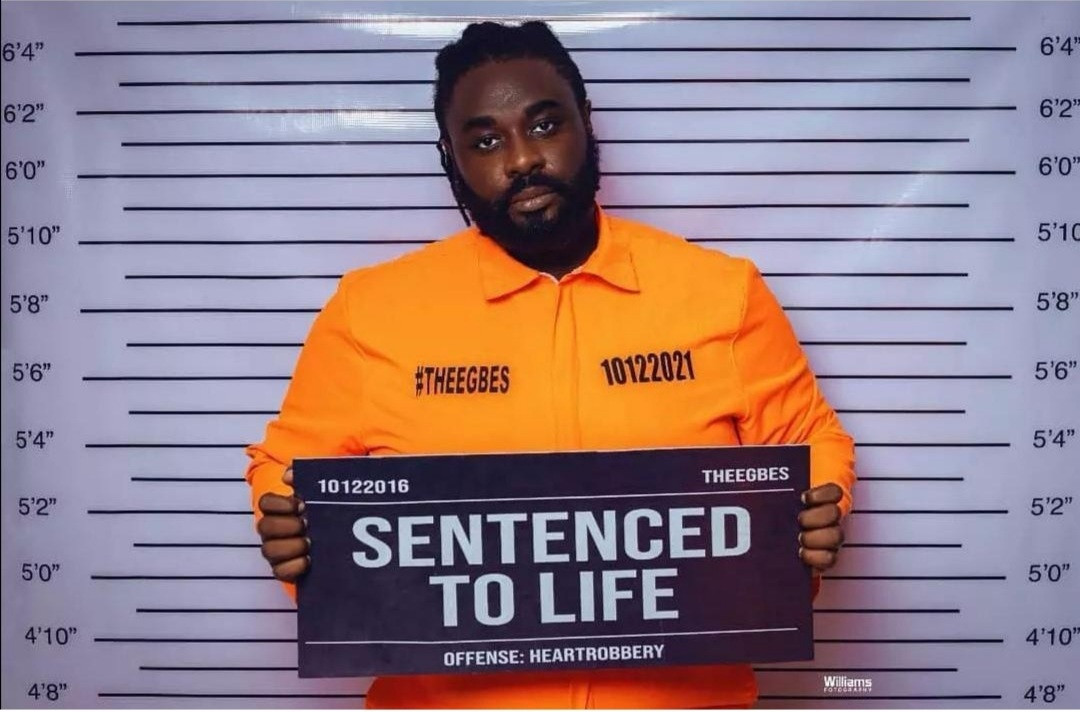 “Sentenced to life” – Couple celebrate 5th wedding anniversary with mugshot-inspired photos 6 61b3b35557eb3 1