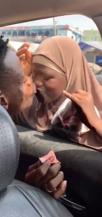 Man sparks outrage after making a street beggar kiss him before he gave her money (video) 3 6hy7ju6j