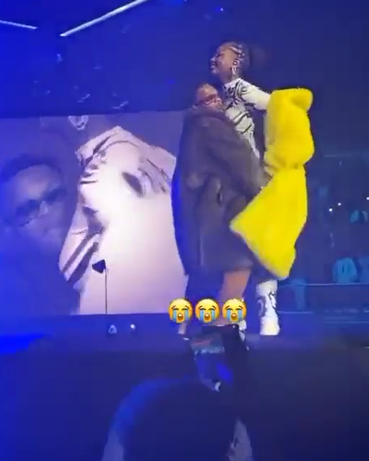 Moment Wizkid tried to lift up Tems while performing on stage (WATCH)