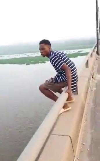 21 year Old Man Jump To Lagos Lagoon After Telling His Girlfriend To Take Care Of Their One Year Old Child" (video) 4 diploma holder jumped