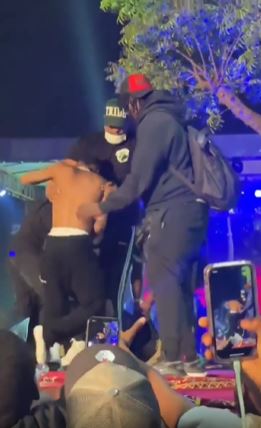Moment some fans grabbed Wizkid leg on stage in Abuja (video) 4 Wizkid