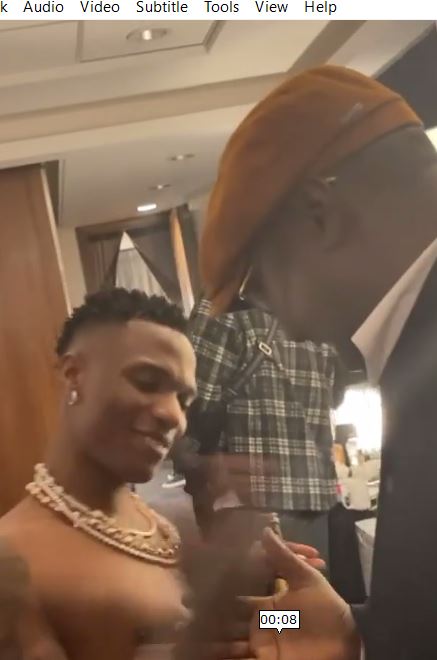 Moment Wizkid met Obi Cubana in London, hugged and thanked him for attending his concert (Video) 3 eceeec