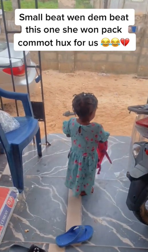 Hilarious moment little girl decides to move out of the house after receiving “small” beating (Video) 3 Little girl
Nollygistvibes.com