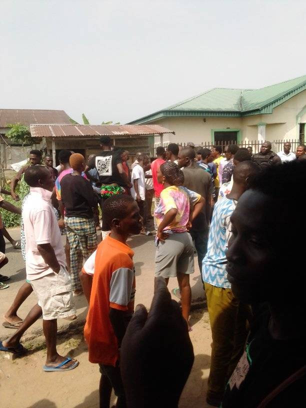 Two teenagers caught while allegedly trying to use a 14-year-old girl for rituals in Bayelsa (photos/videos) 7 boys cauht