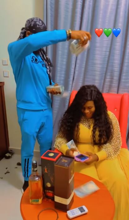 Actor, Junior Pope makes money rain on his wife on her birthday (video) 4 er3