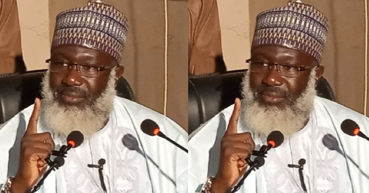 “Fear Allah” – Muslim cleric tackles men who follow pages of ladies who dance and share inappropriate content on social media (video)
