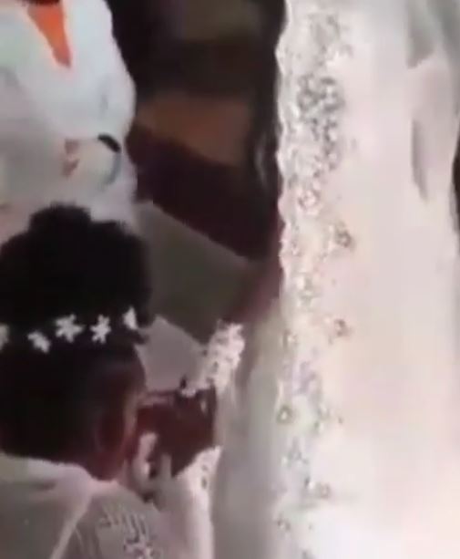 Pastor wipes off bride’s makeup at the altar, then makes bridesmaid scrape off her nail polish with a scissors(video) 4 Pastor wipes