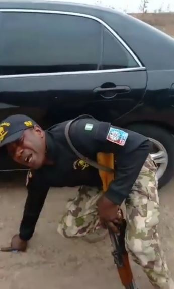 Army officer weeps and begs for forgiveness after his superior caught him collecting bribe from motorists (video)