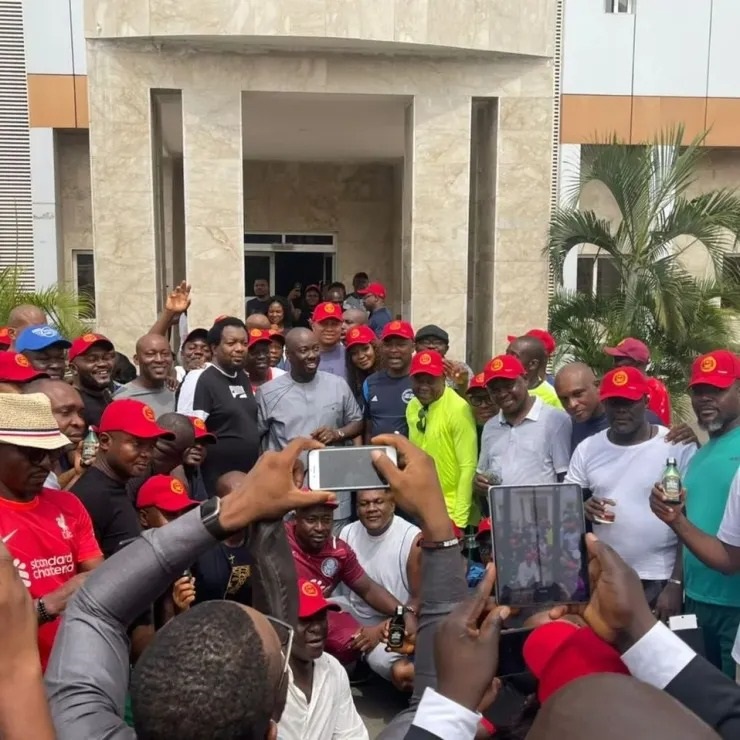 Obi Cubana hosts reunion with secondary school classmates, gifts 20 of them N2million each (photos/video) 5 cun 3