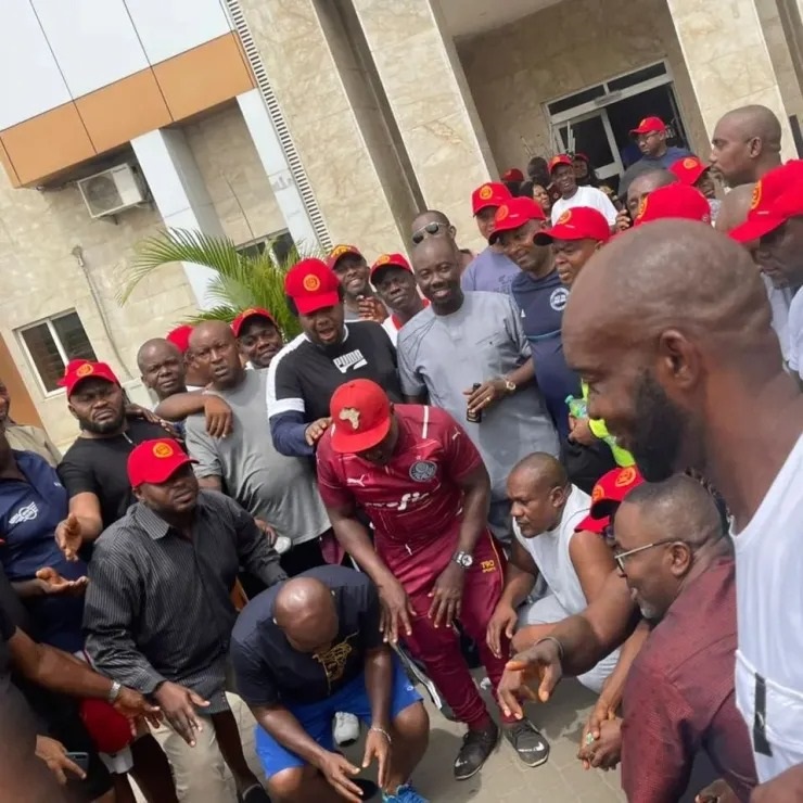 Obi Cubana hosts reunion with secondary school classmates, gifts 20 of them N2million each (photos/video) 4 cun