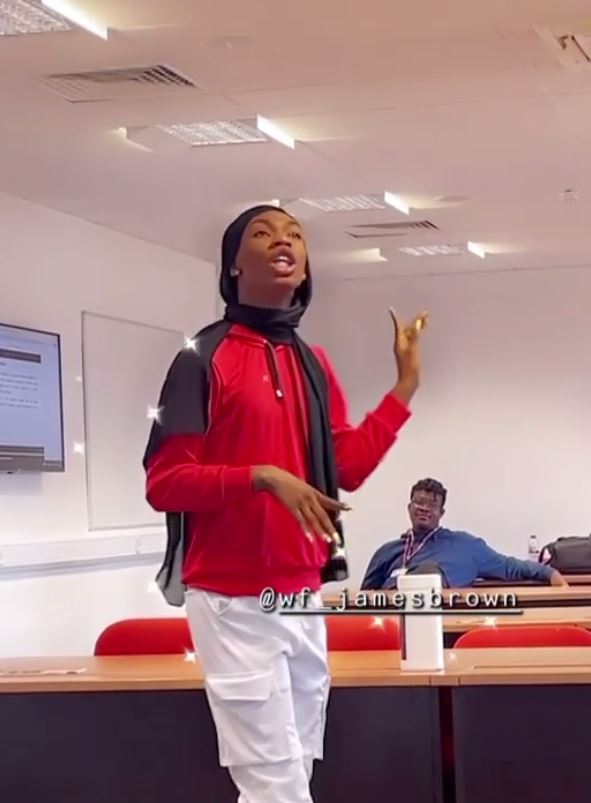 “Come and read if you have issues with the way I’m reading” – James Brown shuns ‘oyinbo’ classmate during class presentation (video) 3 dcewd