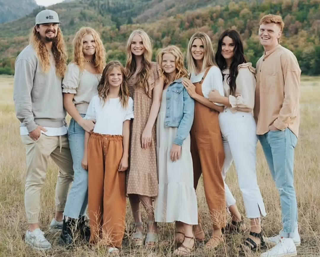 Mum-of-eight pregnant with her grandchild after becoming a surrogate for her daughter, 24, who can’t conceive 6 mom of eight