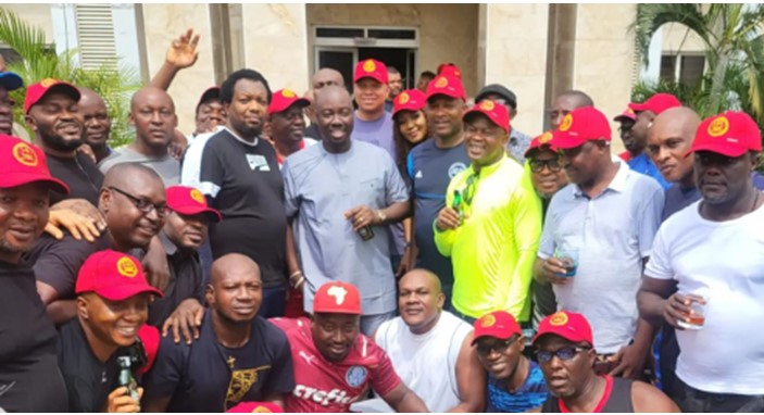 Obi Cubana hosts reunion with secondary school classmates, gifts 20 of them N2million each (photos/video) 3 obi cubana reunion