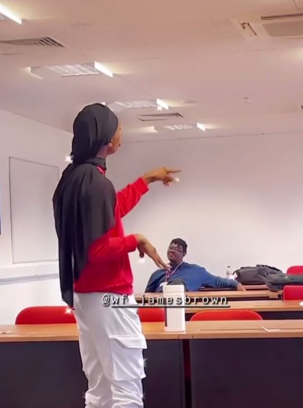 “Come and read if you have issues with the way I’m reading” – James Brown shuns ‘oyinbo’ classmate during class presentation (video) 4 rgrgt