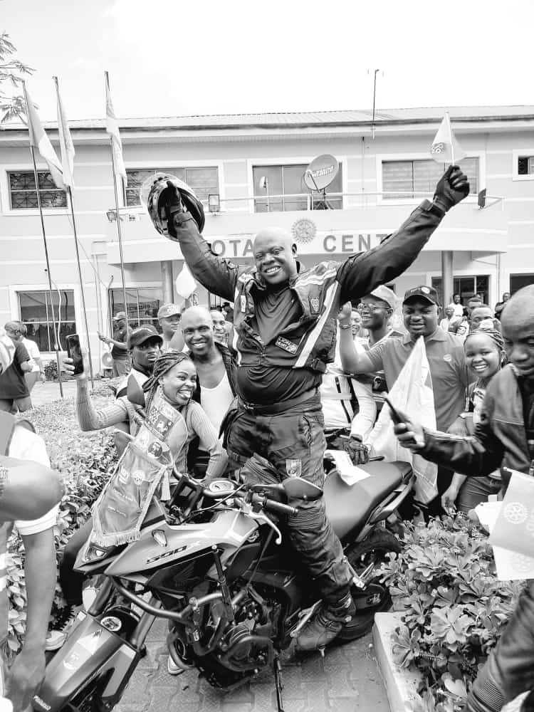 LondonToLagos : Kunle Adeyanju, gets a hero’s welcome as he arrives Nigeria after 40 days on his Bike (VIDEO) 4 FT7iX3aWIAMODfa