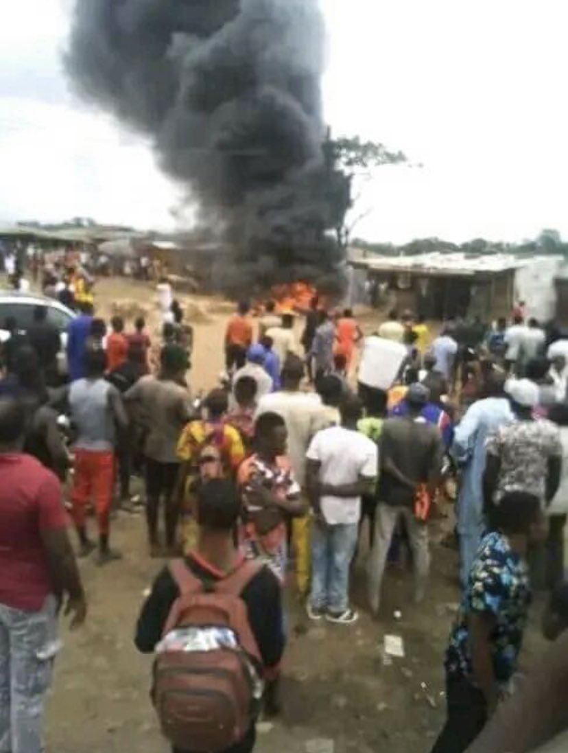 Mob gruesomely kills man for alleged blasphemy in Abuja (VIDEO) 3 FUbLCEBXoAM2X1u