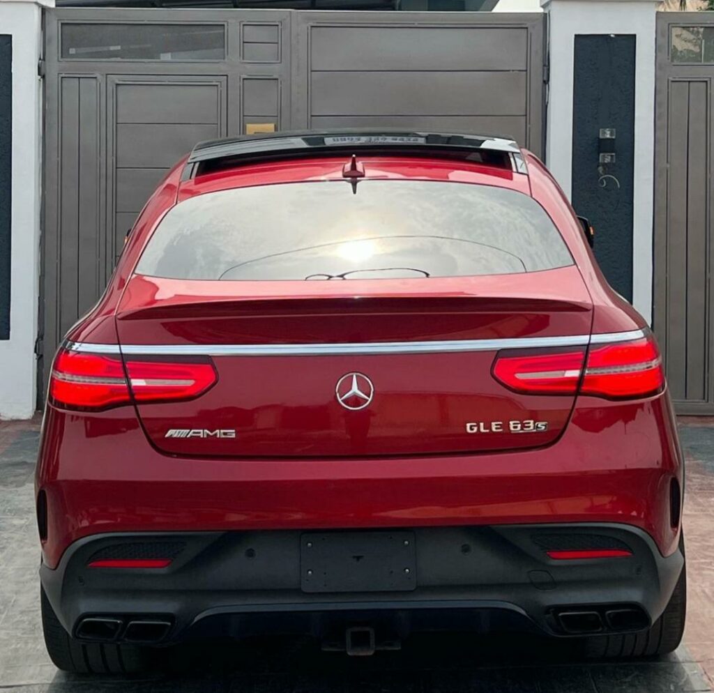 Dancer, Poco Lee acquires a brand new Mercedes Benz out of boredom 5 FWUuYorXoAEQDxW