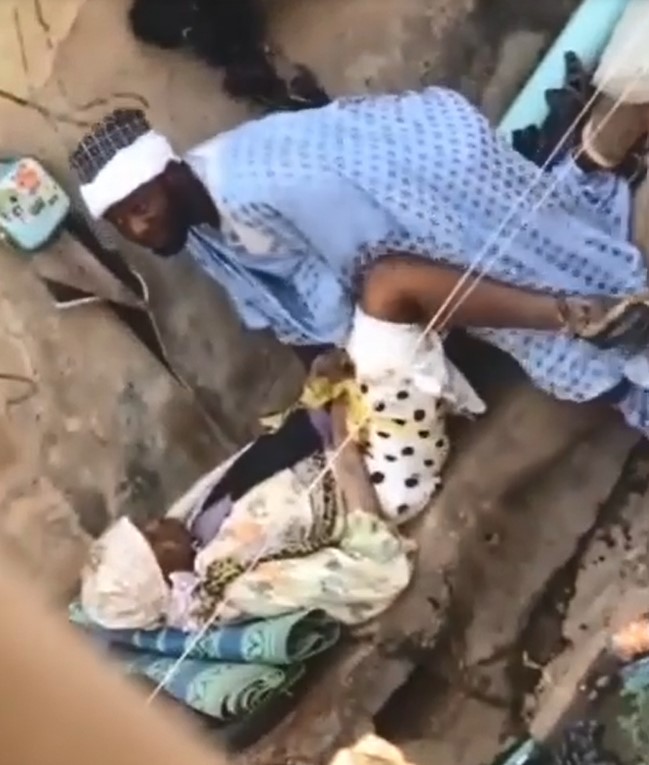 ‘Alfa’ captured having carnal knowledge with a mad woman and wiping her privates with an handkerchief in Ibadan (video) 3 alfa