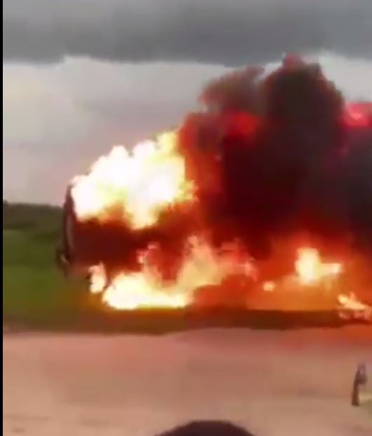 Truck driver hailed a hero as he risks his life to drive a burning truck out of a residential area (video) 4 eyjhtt