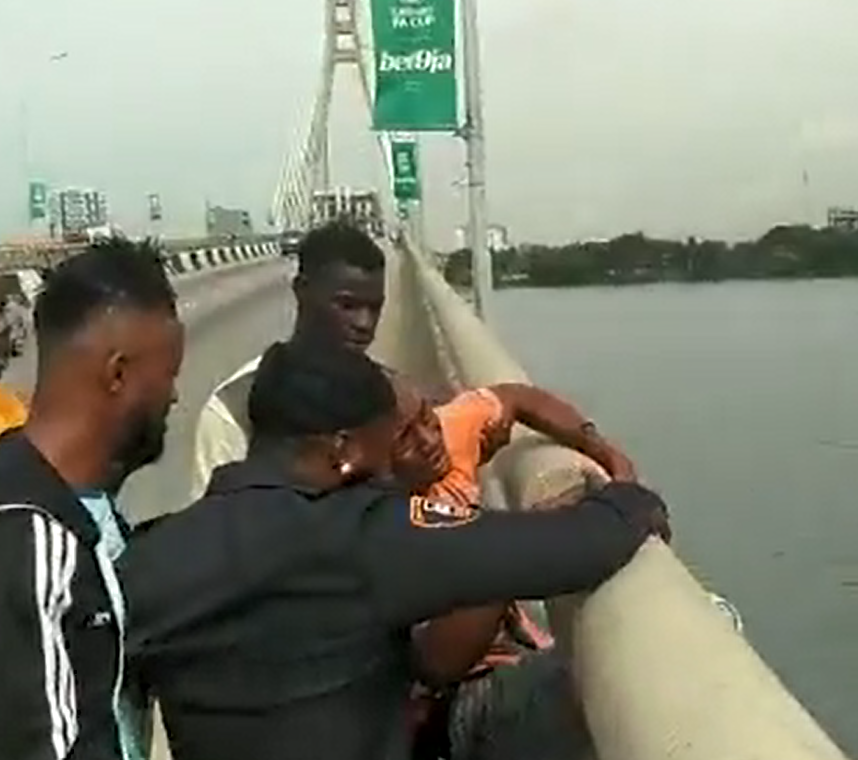 Moment a man was saved from jumping off Lekki-Ikoyi bridge in Lagos (video) 3 savid