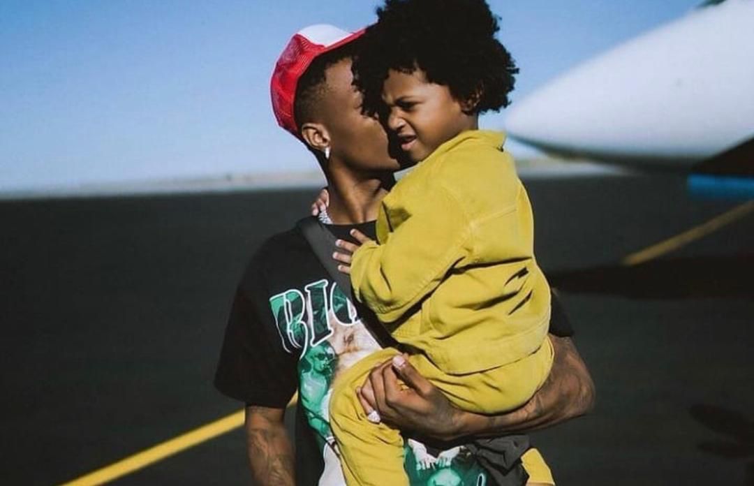 Moment Wizkid’s son, Zion fearlessly held a snake (video) 3 wis