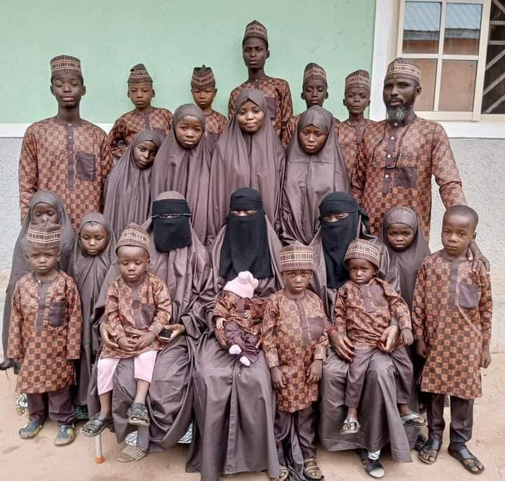 Nigerian man celebrates Sallah with his three wives and 19 children (Photos) 3 62cbe7bca8ee1