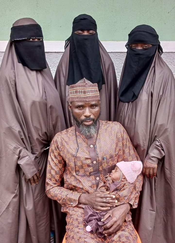 Nigerian man celebrates Sallah with his three wives and 19 children (Photos) 2 62cbe85c27867