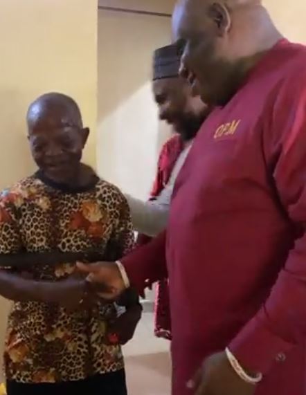 Veteran actor Kenneth Aguba breaks down in tears as Apostle Chibuzor gifts him a fully furnished house (Video) 3 AXWWW