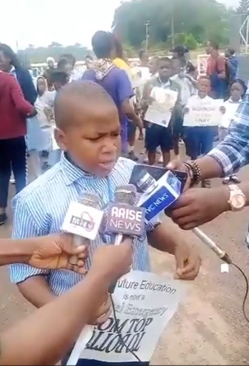 Primary school pupils protest lingering ASUU strike (video) 3 aqsqw