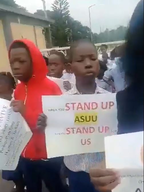 Primary school pupils protest lingering ASUU strike (video) 4 aqswdw