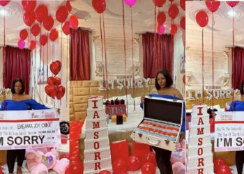 Lady causes confusion on social media after getting a “10 million naira” apology gift from her lover (Photos)
