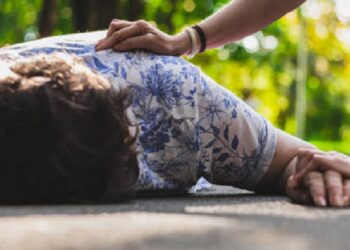 Eyewitness recounts how side chick allegedly gave wife who accosted her smack down, rendering her unconscious in Ibadan (Audio)