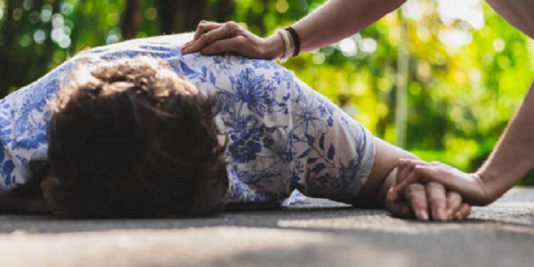 Eyewitness recounts how side chick allegedly gave wife who accosted her smack down, rendering her unconscious in Ibadan (Audio)