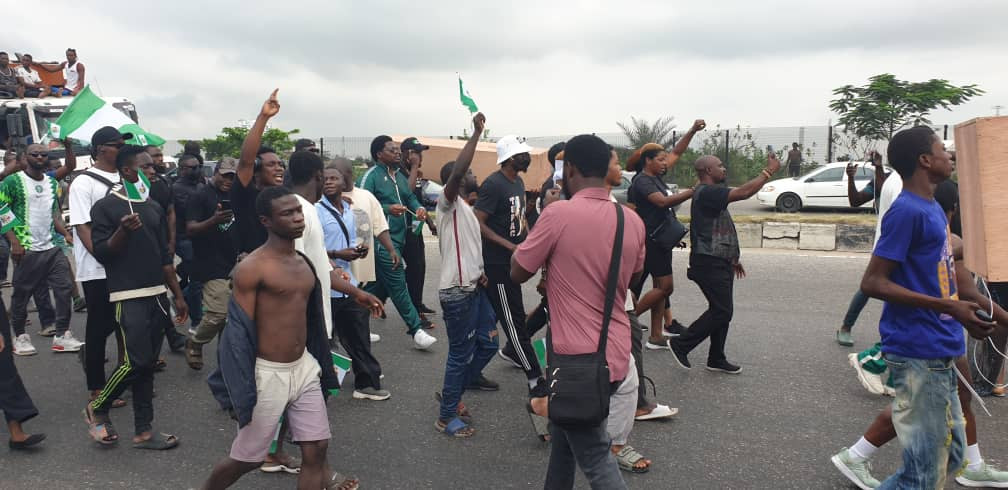 #EndSARS memorial: Falz, Mr Macaroni join youths as they march with dummy coffins at Lekki Tollgate (Photos/Video) 4 63512480a2a77