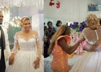 Emotional moment when bride’s brother who had been abroad for six years surprised her at her wedding. (VIDEO)