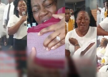 Lady almost goes into trance, sheds tears of joy as longtime boyfriend proposes to her in church (Video)