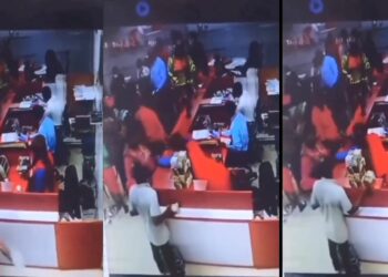 Moment CCTV captured a man stealing a bundle of cash. (video)