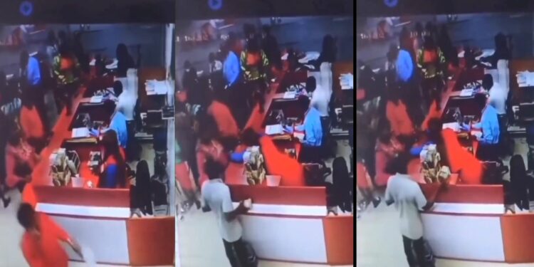 Moment CCTV captured a man stealing a bundle of cash. (video)