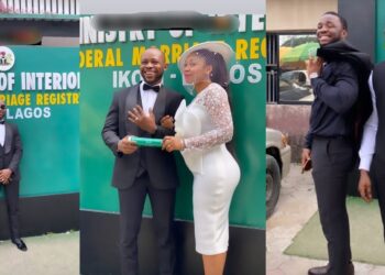 “The fear of Ooni is the beginning of wisdom” – Man says as he ‘sharply’ marries his wife in court (Photos)