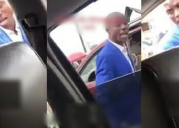 “Una dey look down on us” – Pastor lashes out, returns N30 lady dropped as offering in Edo church (Video)